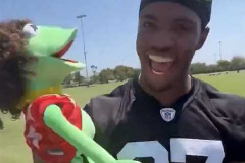 Raiders troll Patrick Mahomes, Chiefs with Kermit doll — before trainer fires back