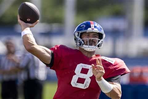 Daniel Jones puts accuracy on full display in impressive day at Giants camp