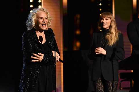 Carole King to Speak at ‘Swifties for Kamala’ Kickoff Event