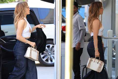 Jennifer Lopez Stuns in First Appearance Since Ben Affleck Split