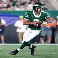 Aaron Rodgers makes electric entrance in MetLife Stadium return for Jets