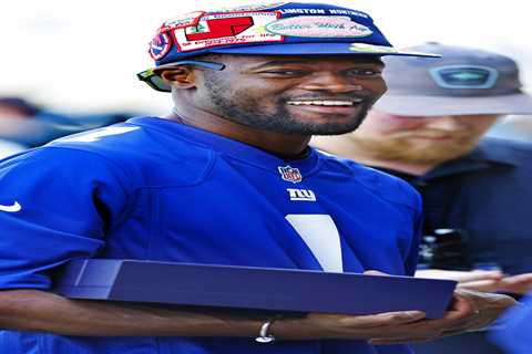 Giants get intimate look at Rai Benjamin’s Olympic medals in practice visit