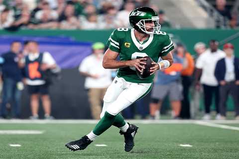 Aaron Rodgers makes electric entrance in MetLife Stadium return for Jets