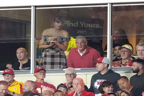 Taylor Swift’s dad Scott joins her in suite for Travis Kelce’s Chiefs game