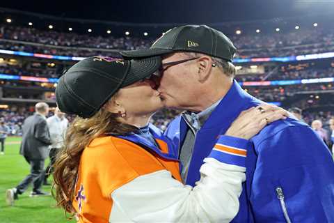 Steve Cohen, wife Alex share kiss on field after Mets’ dramatic NLDS win