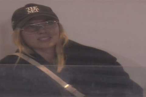 Scarlett Johansson’s ‘Met’ hat stirs buzz during NLCS Game 4