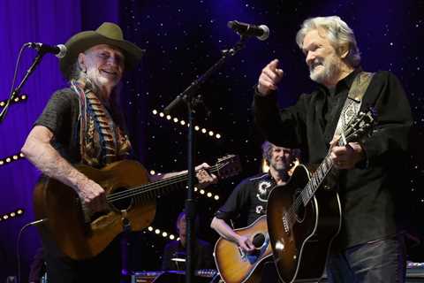 Willie Nelson Honors 'Good Friend' Kris Kristofferson