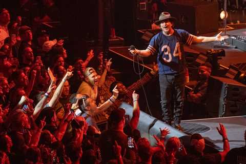 Pearl Jam Revisit ‘Hunger Strike’, Dedicate ‘No Surrender’ Cover to Bruce Springsteen at Sydney Show