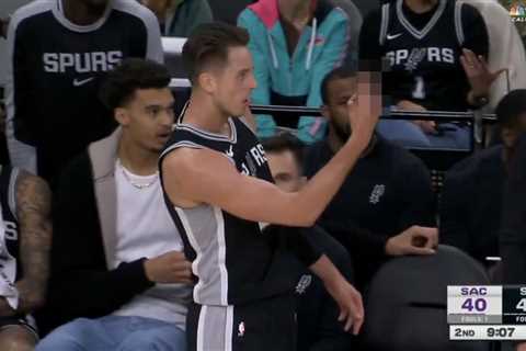 Spurs’ Zach Collins flips off referee after being ejected in wild moment