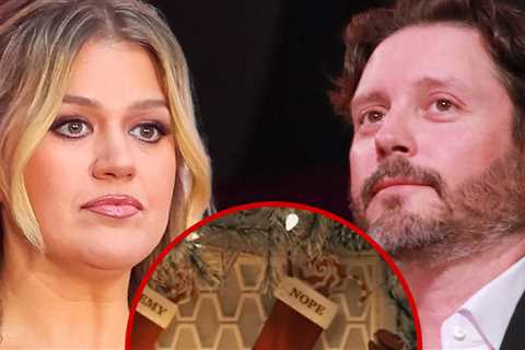 Kelly Clarkson Shades Ex-Husband Brandon Blackstock in Christmas Video