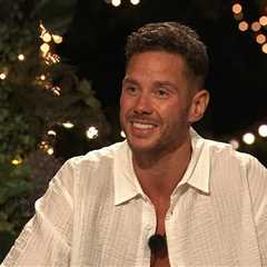 Love Island Fans Speculate Real Reason Scott Left All Stars