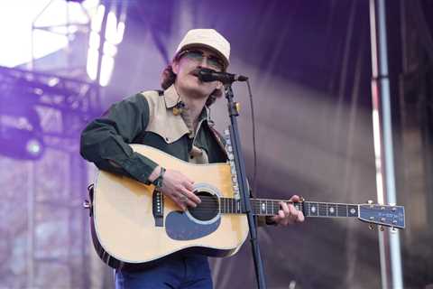 Braxton Keith Calls Out Concertgoers After They Throw Beer Cans Onstage