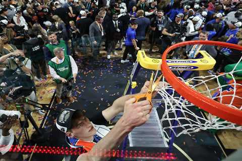 7-foot-9 Olivier Rioux cuts net without ladder after Florida’s national championship win in wild..