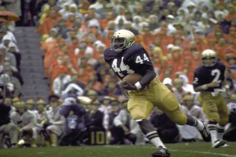 Eric Penick, former Notre Dame All-American running back, dead at 71