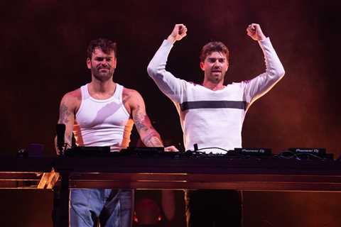 The Chainsmokers’ Frat Party Set Gets Interrupted by Police & the Duo Pays the Fines: Watch