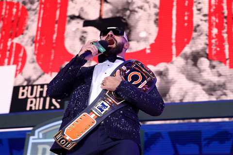 Diehard Bears fan, WWE star Seth Rollins rocked NFL Draft with Packers roast