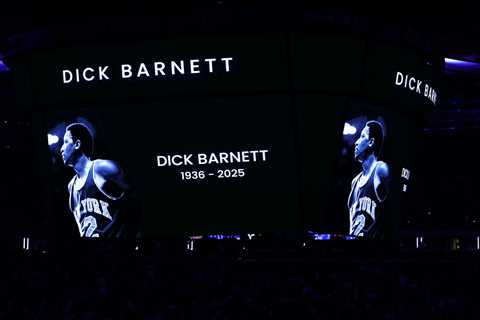 Knicks honor Hall of Famer Dick Barnett with moment of silence