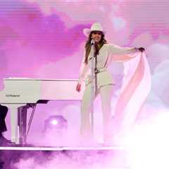 Lainey Wilson Takes the 2025 AMAs ‘Somewhere Over Laredo’ With Stirring Ballad