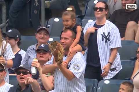 Dad makes wild catch on foul ball while daughter covers his eyes at Yankees game