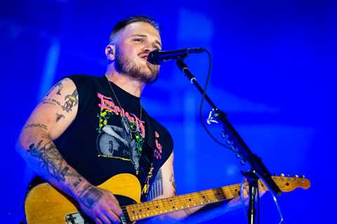 Zach Bryan Re-Ups Deal With Warner Records