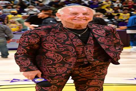 WWE legend Ric Flair empathically shuts down cancer rumors