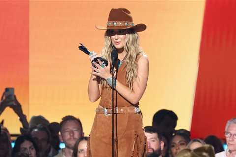 Lainey Wilson Talks About ‘Imposter Syndrome’ After Winning Entertainer of the Year at 2025..