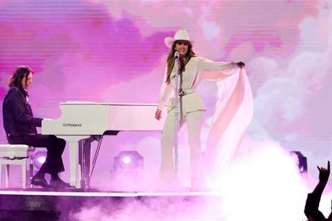 Lainey Wilson Takes the 2025 AMAs ‘Somewhere Over Laredo’ With Stirring Ballad