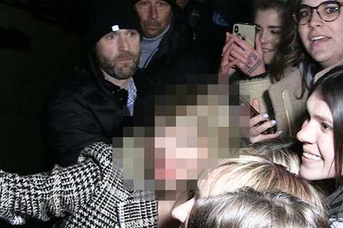 Guess Who the Singer Taking Selfies With Fans Is!