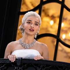Rachel Zegler Serenades Crowd Outside Theater for Free in a New London Production of ‘Evita’
