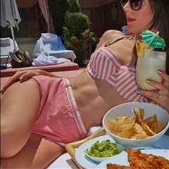 Jordon Hudson Shows Off Abs In Steamy Bikini Pic