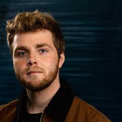Alex Warren’s ‘Ordinary’ Continues No. 1 Run on Billboard Global Charts