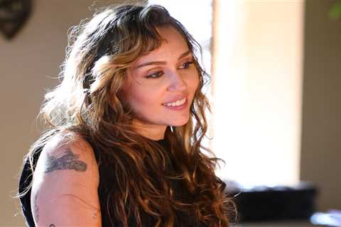 Miley Cyrus Knew She’d Win Her First Grammy When She Spotted Mariah Carey: ‘It Was an M.C. to an M..