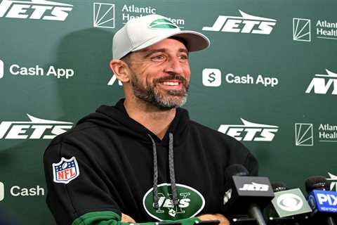 Aaron Rodgers fuels marriage rumors with sneaky ring appearance in Steelers contract photo