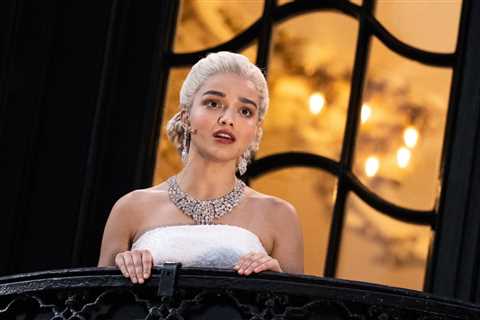 Rachel Zegler Serenades Crowd Outside Theater for Free in a New London Production of ‘Evita’