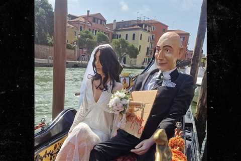 Mannequins of Jeff Bezos and Lauren Sánchez Float Through Venice Ahead of Billionaire's Wedding