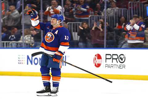 Islanders fan favorite Matt Martin retires — and immediately takes front-office job