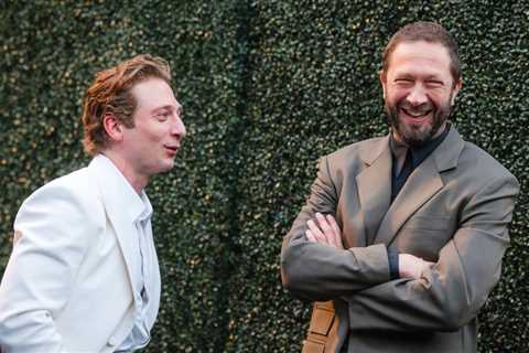 Here’s Why Jeremy Allen White Is Promoting ‘The Bear’ With a Roc-A-Fella ‘Death of a Dynasty’ DVD