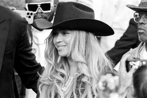 Beyoncé Jokes She Was ‘Sittin’ Sidewayz’ When Flying Car Malfunctioned During Cowboy Carter..