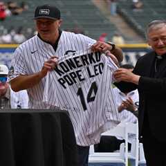 Pope Leo XIV gives autographed jersey to White Sox great Paul Konerko in honor of 2005 World Series