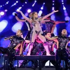 Jennifer Lopez Invited Artist Who Painted Her Portrait Backstage For a Meet & Greet at Madrid Show: ..