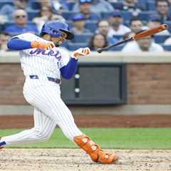 Mets’ bats fail again in sloppy loss to Reds with Citi Field boo birds out in full force