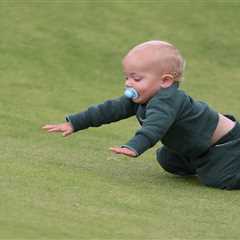 Scottie Scheffler’s son, Bennett, cheered by British Open crowd after taking a tumble in adorable..