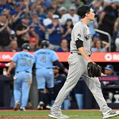Yankees defense falls apart in ugly series-losing crusher to Blue Jays