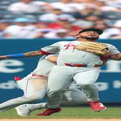 Edmundo Sosa exits Phillies-Yankees game after scary collision