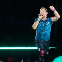 Coldplay’s Chris Martin Bounces Back From Astronomer Kiss-Cam Scandal With Sweet Serenade of Soccer ..