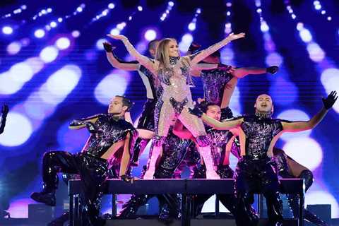 Jennifer Lopez Invited Artist Who Painted Her Portrait Backstage For a Meet & Greet at Madrid Show: ..