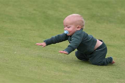 Scottie Scheffler’s son, Bennett, cheered by British Open crowd after taking a tumble in adorable..