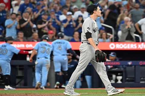 Yankees defense falls apart in ugly series-losing crusher to Blue Jays