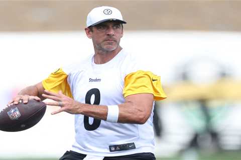 Aaron Rodgers has a rather odd toilet rule during Steelers training camp