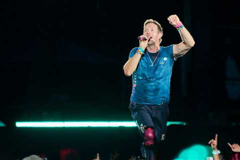 Coldplay’s Chris Martin Bounces Back From Astronomer Kiss-Cam Scandal With Sweet Serenade of Soccer ..